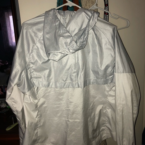 LIKE NEW NIKE WINDBREAKER - Picture 3 of 3